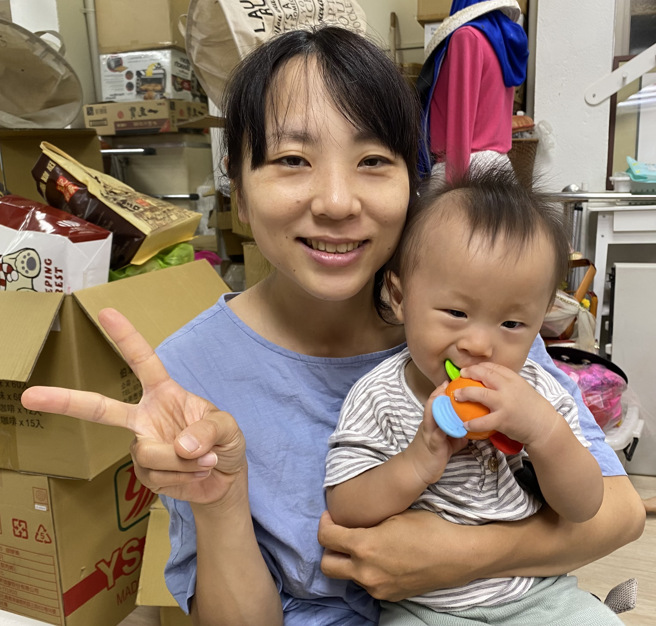 日本新住民小緒里表示，家中有1歲及6歲孩子，會按時進行兒童發展篩檢以瞭解孩子的發展情形。(移民署嘉義市服務站提供)
