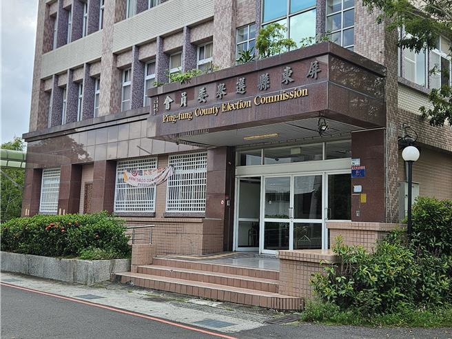 屏东县选委会指出，崁顶乡长廖国富与乡民代表王国鑑两件罢免案皆未成立。（罗琦文摄）