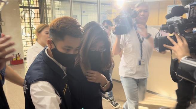 廉政署今再以犯罪嫌疑人身分约谈前新北市教育产业工会副理事长、退休高中教师，现任民眾党《台湾新故乡智库协会》学者孙凤群到案说明，下午2点40分许移送北检复讯。（图赖佩璇摄）