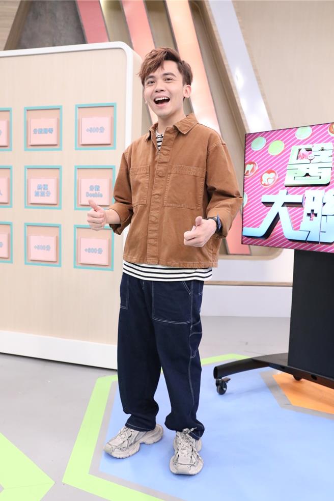 黃豪平單身24年才交到女友。（民視提供）