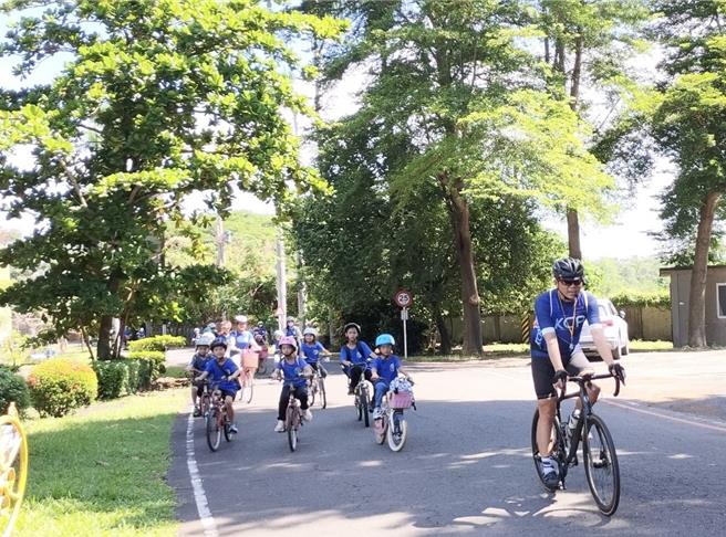 深水國小辦鐵馬訓練班， 學生挑戰騎9公里，在師長帶領下全數過關取得訓練班駕照。（教育局提供／紀爰高雄傳真）