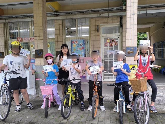 結合交通安全月，深水國小今年鐵馬訓練班挑戰高難度，全校師生移至橋頭糖廠進行考照活動。（教育局提供／紀爰高雄傳真）