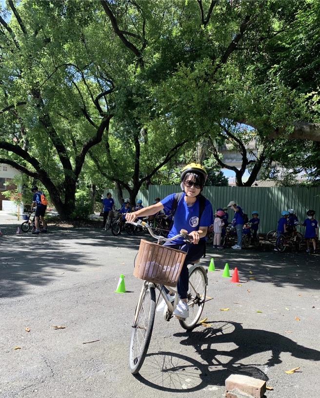 校方表示，戶外道路考照活動包括待轉區、S型、直線等，就地考照當場領照，學生們全數過關取得優良駕駛執照。（教育局提供／紀爰高雄傳真）