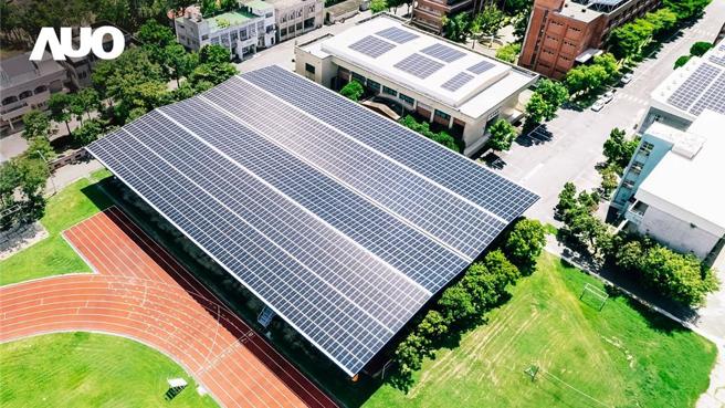 友達SunSteel光電整合型浪板具備快速安裝、輕量化優勢，可提升15％發電效能，通過國際IEC與國內VPC認證安全、防漏、耐候標準。圖／友達提供