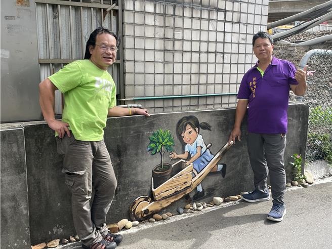 桃園市平鎮區振興西路地下道旁涵洞，常有民眾不注意行經時撞到頭，新勢里辦公處邀集在地畫家、志工完成半立體浮雕彩繪，並在涵洞上方製作客家警示標語。（呂筱蟬攝）