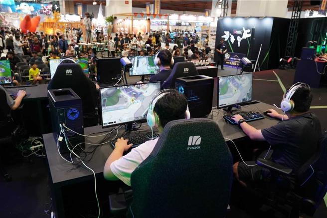 《G9》是台湾独立开发的MOBA游戏，不仅以科幻未来为背景，还有全新玩法与刺激竞技，邀玩家一同踏上竞技擂台，体验改变战局的创新系统。（弘光科大提供／张妍溱台中传真）