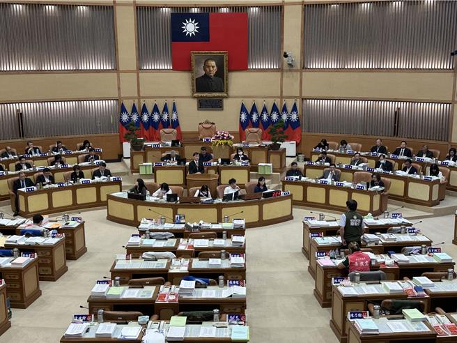 新北市公有灵骨塔位明显不足，公私塔位价差大，蓝绿议员轮番呼吁民政局应加强管理私人业者，不要让业者坐地起价。（高钧麟摄）