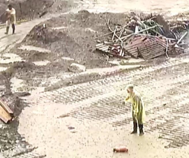 2名熱心工人冒雨前往工地救援受困的紅貴賓犬。（民眾提供／蕭嘉蕙台東傳真）