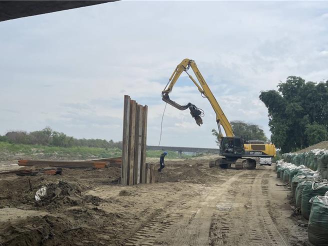 山陀兒颱風來襲，水利署已派員重新檢視防汛缺口，利用鋼板樁、沙包保護，減少洪患發生。（後壁區公所提供／張毓翎台南傳真）