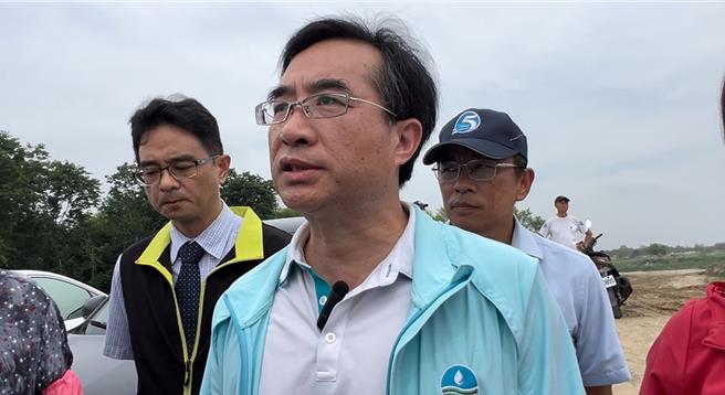 立委賴惠員今（30）日邀集官員考察八掌溪疏濬工程進度；水利署副署長林元鵬（左二）會後接受聯訪。（張毓翎攝）