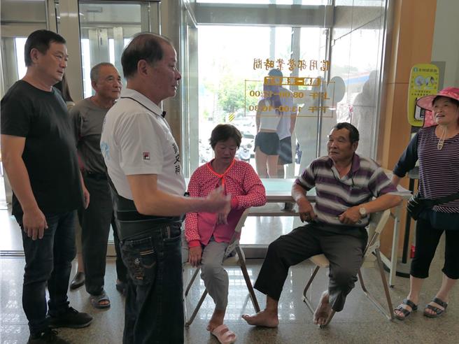 雲林縣水林鄉硬質玉米種植面積達500多公頃，本月初播種後遭遇持續性降雨，生長情況不佳，30日農民們向水林鄉農會求助，希望農糧署能進行專案補助，以免血本無歸。（張朝欣攝）