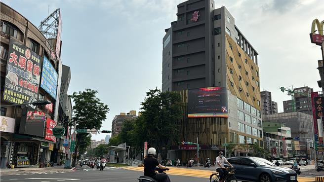 享温馨为南部KTV南霸天，但这次大动作寄出存证信函指控「享牛」涉嫌抄袭。（柯宗纬摄）