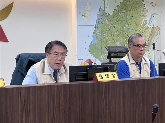 台南市长黄伟哲30日表示，台南与高屏虽是「一日生活圈」，但因此次颱风的方向不一，目前台南还没有列入陆上警戒，因此无法同步放颱风假。（洪荣志摄）