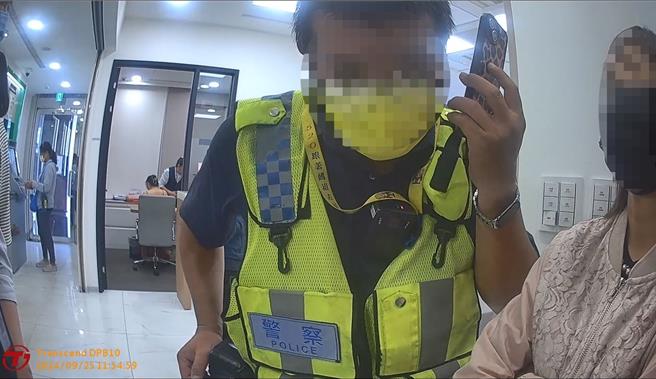 彰化市1名輕熟女聽到未來「小姑」有難，急往銀行欲匯1萬元美金，行員察覺有異通報員警到場阻詐。（民眾提供／葉靜美彰化傳真）