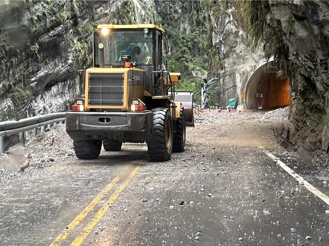 中橫公路沿途出現落石，公路局太魯閣工務段決定下午5時30分後「只出不進」，至6時30分封閉。（太魯閣工務段提供／王志偉花蓮傳真）