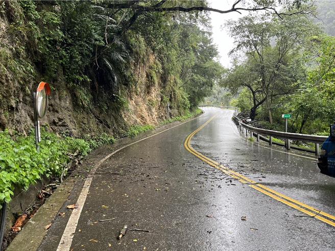 中橫公路沿途出現落石，公路局太魯閣工務段決定下午5時30分後「只出不進」，至6時30分封閉。（太魯閣工務段提供／王志偉花蓮傳真）