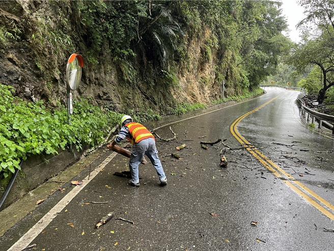 中橫公路沿途出現落石，公路局太魯閣工務段決定下午5時30分後「只出不進」，至6時30分封閉。（太魯閣工務段提供／王志偉花蓮傳真）