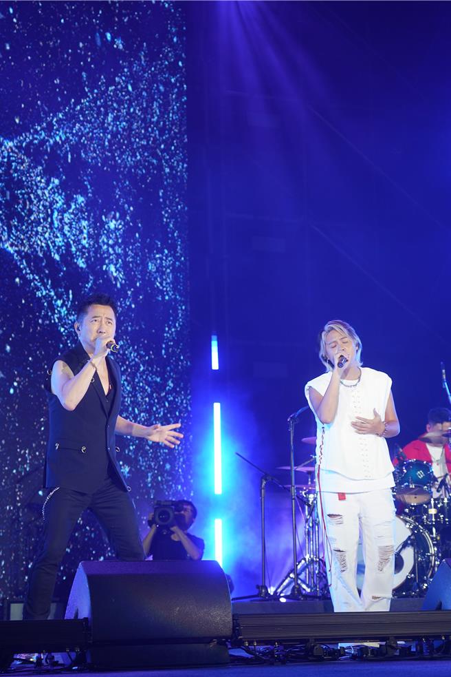 哈林（左）在台上卖力飙歌。（东森综合台提供）