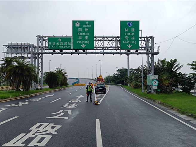 國道3號林邊交流道至大鵬灣環灣道路的北上路段高架橋開放停車。（東港警分局提供／羅琦文屏東傳真）