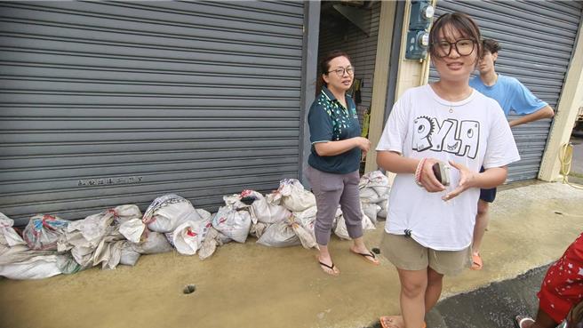 山陀兒颱風逐漸逼近，恆春鎮民在門口堆置沙包防淹水。（恆春鎮公所提供／羅琦文屏東傳真）