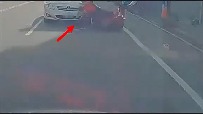 轿车未打放向灯，疑似开车讲电话鬼切，撞击女骑士辗过肇事逃逸，女骑士送医不治，驾驶竟辩称不知道撞到人。（图／翻摄爆料公社）