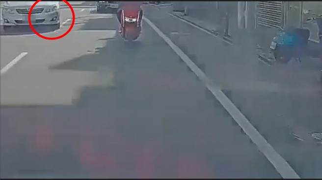 轿车未打放向灯，疑似开车讲电话鬼切，撞击女骑士辗过肇事逃逸，女骑士送医不治，驾驶竟辩称不知道撞到人。（图／翻摄爆料公社）