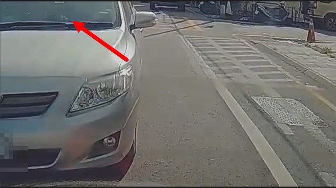 轿车未打放向灯，疑似开车讲电话鬼切，撞击女骑士辗过肇事逃逸，女骑士送医不治，驾驶竟辩称不知道撞到人。（图／翻摄爆料公社）