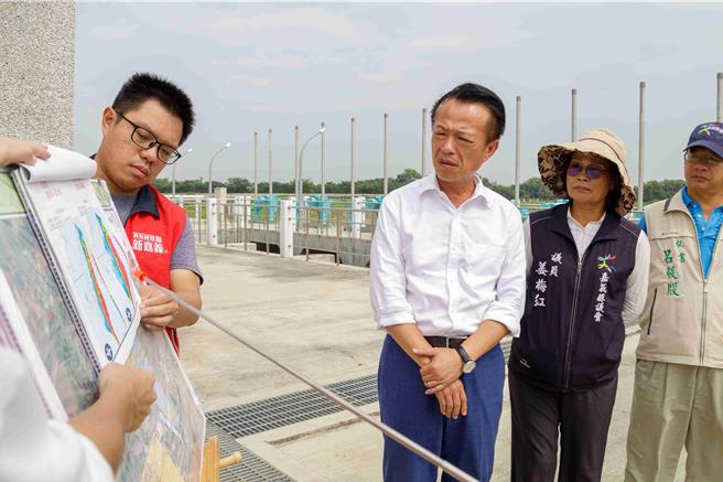嘉義縣長翁章梁前往六腳鄉蔗埕抽水站及新埤滯洪池視察防汛整備情形。(嘉義縣政府提供／呂妍庭嘉義傳真) 