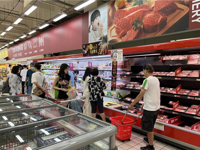 颱風山陀兒逼近，愛買量販生鮮備貨提升4倍。（愛買提供）