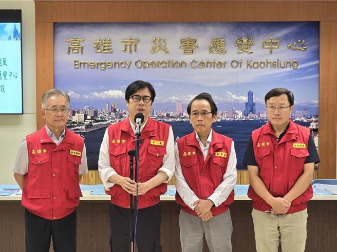 山陀兒颱風直撲南台灣，高雄市長陳其邁主持一次緊急災害應變會議。（郭良傑攝）