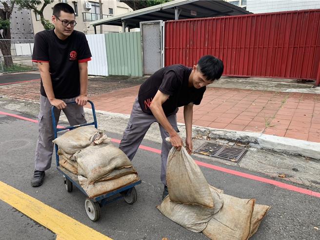 山陀兒颱風即將來襲，民眾準備沙包做防颱工作。（郭良傑攝）