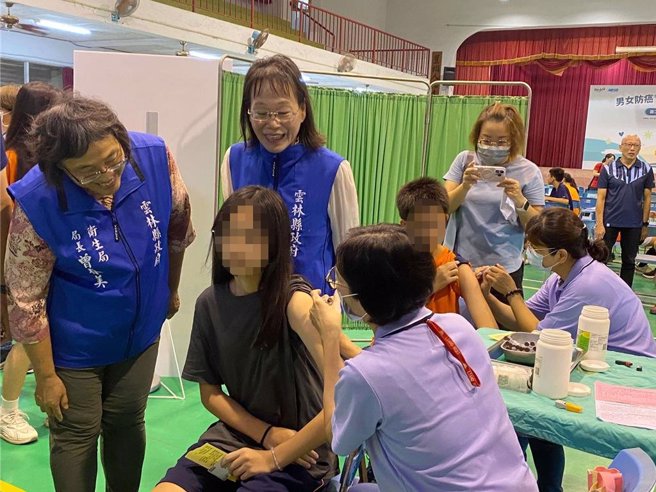 云林县政府提供国二男女生9价人类乳突病毒（HPV）疫苗，至今共累计2万7000余人次施打，30日在古坑国中小举行疫苗接种成果记者会，呼吁学子们踊跃接种HPV疫苗，守护自身健康。（云林县政府提供／张朝欣云林传真）