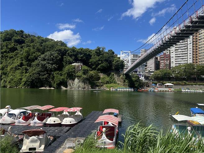 新北市觀光旅遊局為確保旅遊安全，宣布碧潭水上腳踏車暫停營運。（示意圖，新店警分局提供）