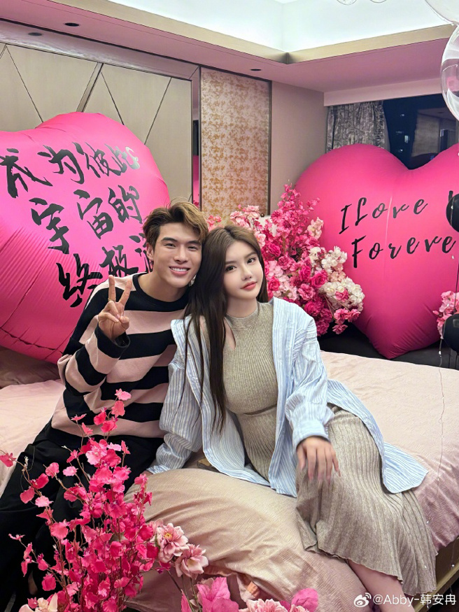  韩安冉2023年5月和宋浩然订婚。（图／翻摄自微博 韩安冉）