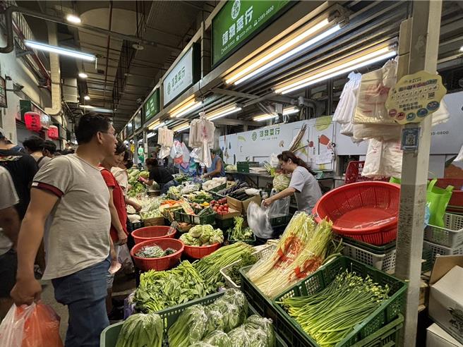 颱风还没到，菜价闻风上涨，周六日（9月27、28日）建国市场就出现抢买蔬菜的人潮。（冯惠宜摄）