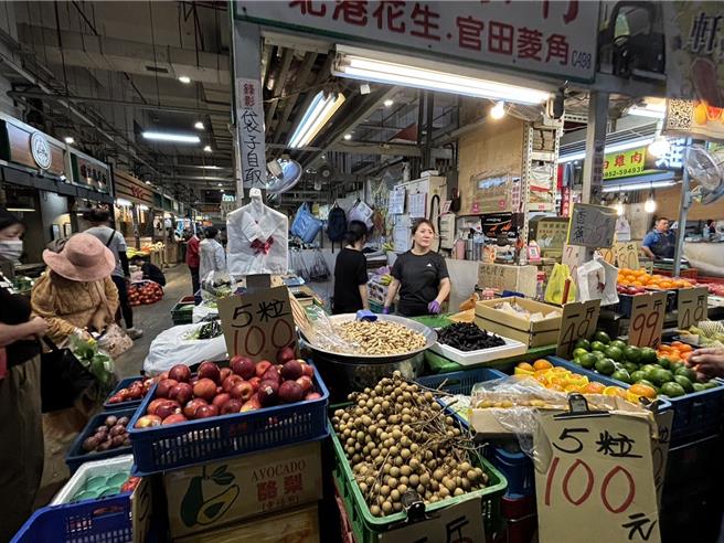 颱风还没到，菜价闻风上涨，周六日（9月27、28日）建国市场就出现抢买蔬菜的人潮。（冯惠宜摄）