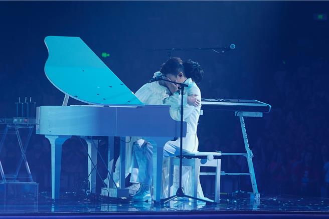 苏打绿阿龚在南京演唱会上泪崩，青峰拥抱安慰他。（绪风有限公司提供）