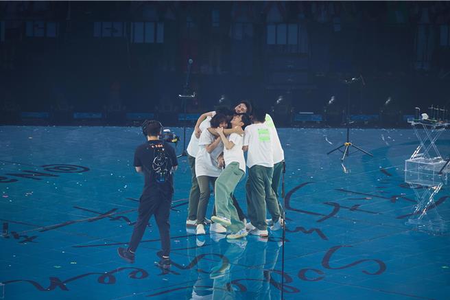 苏打绿演唱会尾声，6人在舞台上大拥抱。（绪风有限公司提供）