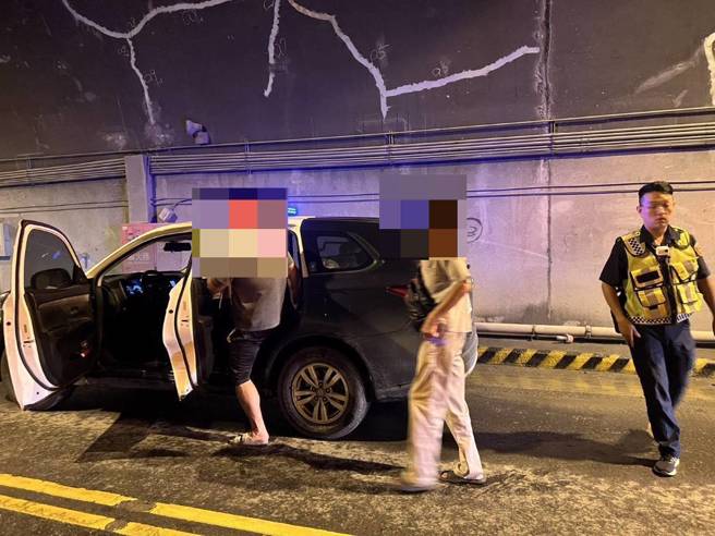 受「山陀兒」颱風外圍環流影響，台9線匯德隧道今早驚傳土石流，導致隧道南北端出口均遭封阻，數輛車輛因此受困。（圖警方提供／簡銘柱翻攝）