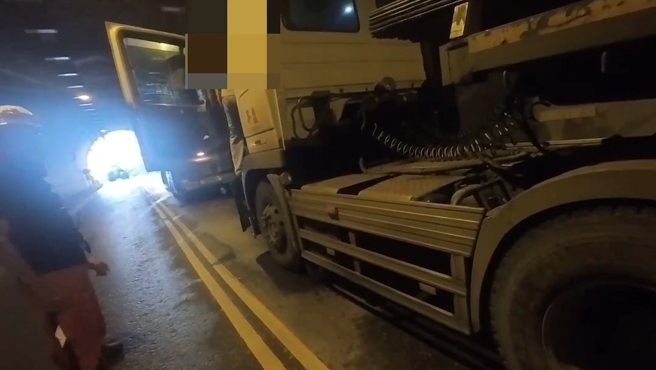 受「山陀兒」颱風外圍環流影響，台9線匯德隧道今早驚傳土石流，導致隧道南北端出口均遭封阻，數輛車輛因此受困。（圖警方提供／簡銘柱翻攝）