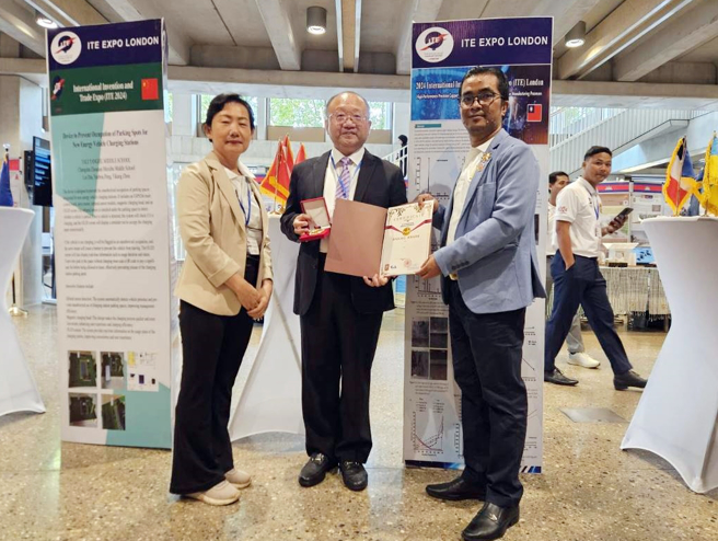 林宗新师生团队同时获颁柬埔寨诺顿大学特别奖。(照片/龙华科技大学提供)