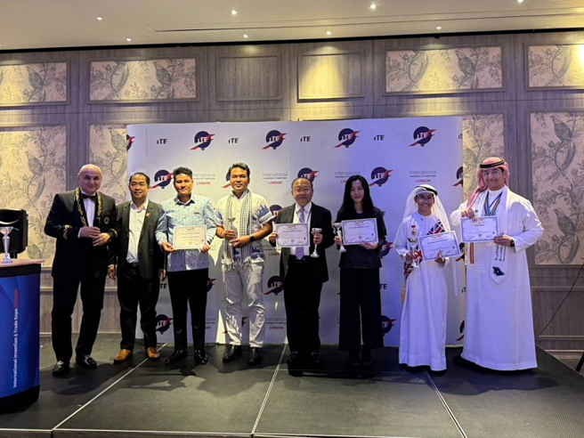 林宗新与伦敦发明展大会特别奖得主合影。(照片/龙华科技大学提供)