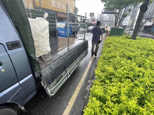 今30日下午13时58分许，新北市新店区安康路1段与安一路口发生一起车祸。（图警方提供／简铭柱翻摄）