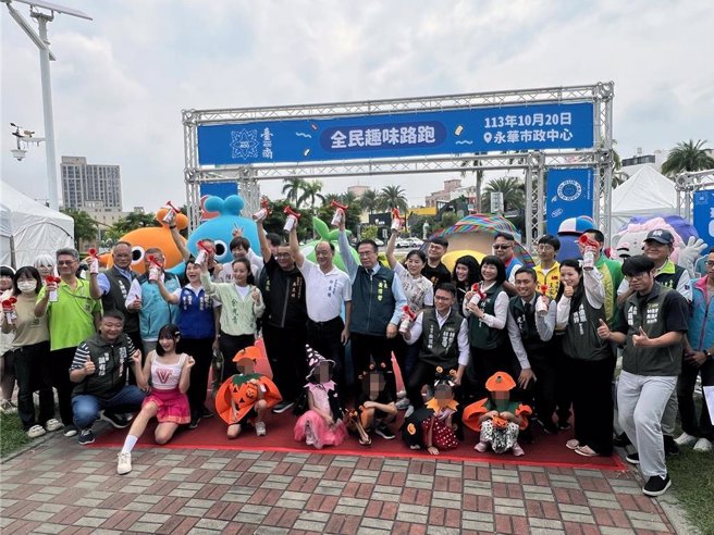 台南400「台南动起来」全民趣味路跑活动，将于10月20日登场。台南市长黄伟哲、市府体育局长陈良乾及活动代言人「猫猫虫咖波」、统一狮队Uni Girls成员瑟七等均出席共襄盛举，并热情邀请全台民眾参与这场难得的趣味路跑盛事。（洪荣志摄）