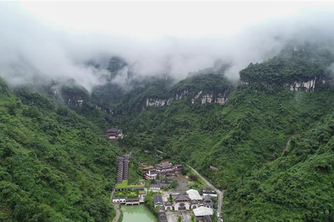 陆十一假期开跑抢客，持台胞证「首来族」，一年内1256个景区免门票。图为张家界天门山景区。（新华社）