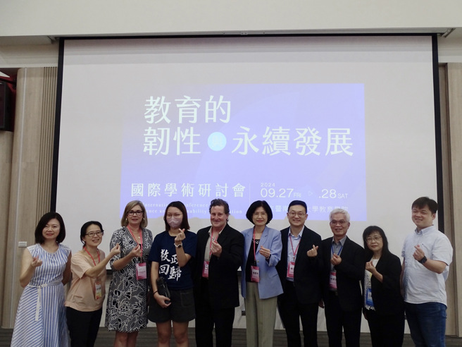 Gurr教授与Hollingworth教授与学者们互动。(照片/国立暨南国际大学提供)