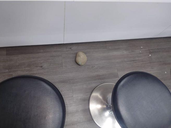 台中市西区美村路1段765号台湾大哥大门市29日晚间遭消费者以石头砸破玻璃门。（民眾提供／冯惠宜台中传真）