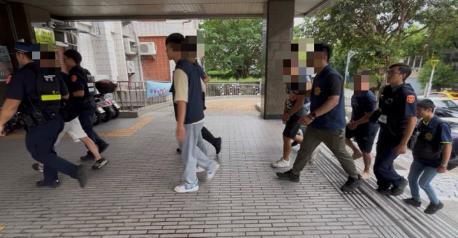 鳳林分局成功抓捕五名嫌疑人，並順利救出被害人。（圖警方提供／簡銘柱翻攝）