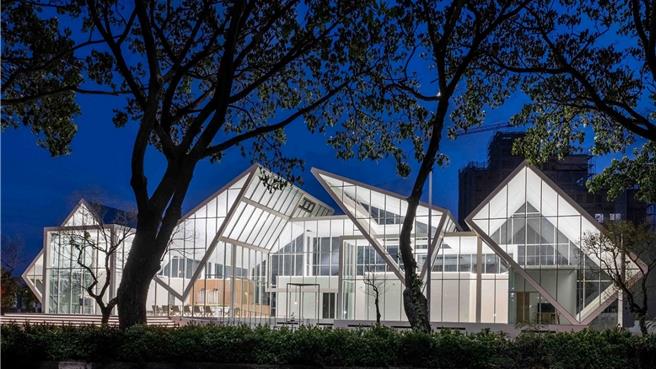 台湾清水模大师毛森江打造绝美玻璃屋招待中心「坐忘林几何馆」，成为当地新兴地标，吸引民眾拍照打卡。（清景麟提供）