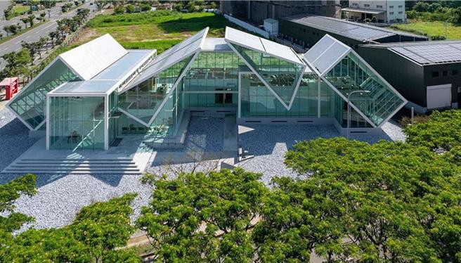 台湾清水模大师毛森江打造绝美玻璃屋招待中心「坐忘林几何馆」，成为当地新兴地标，吸引民眾拍照打卡。（清景麟提供）